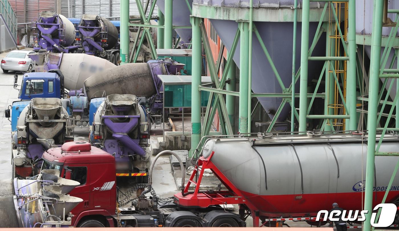 경기 화성시의 한 공장에 차량들이 멈춰서 있다. ⓒ News1 김영운 기자