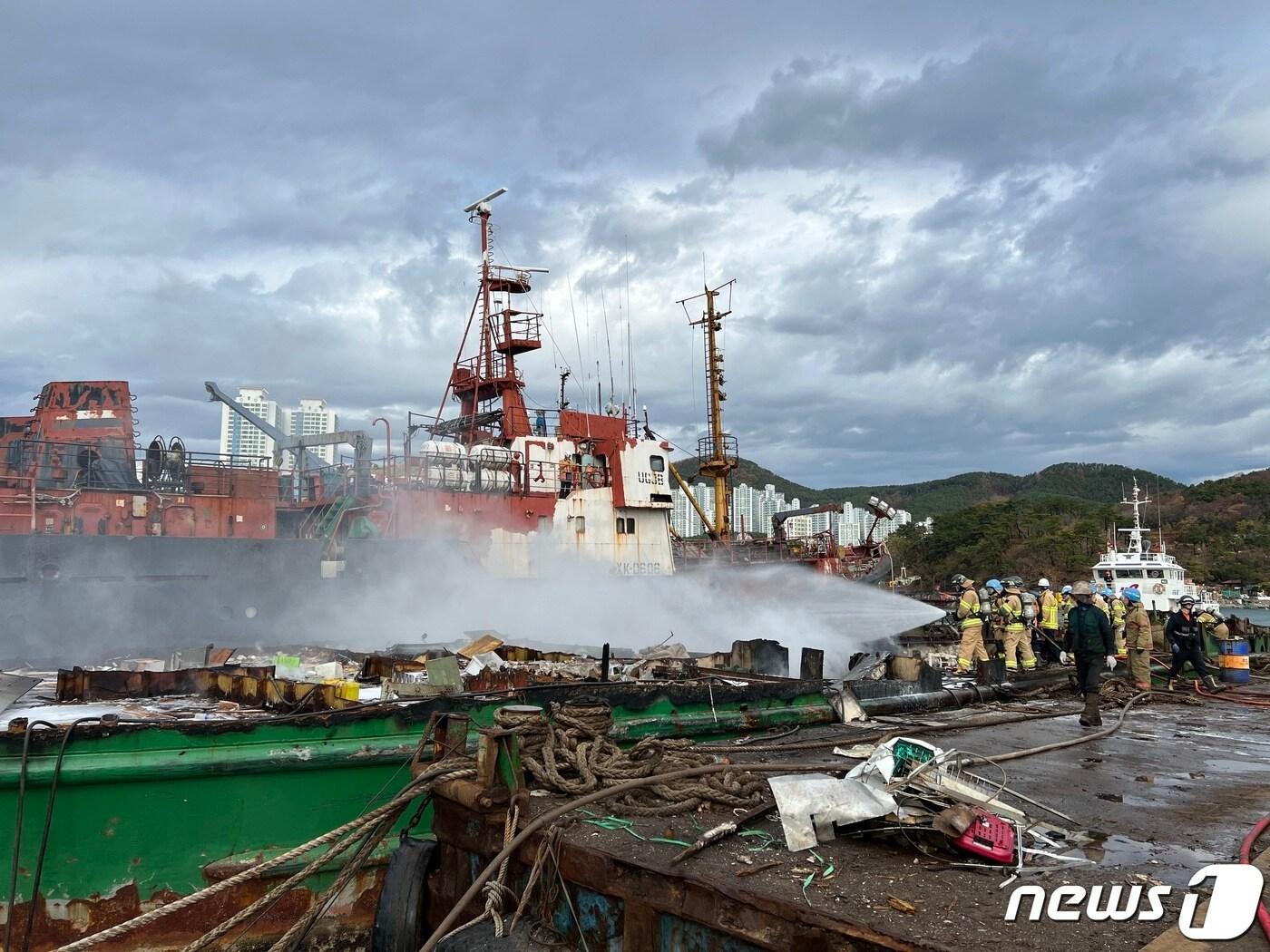 본문 이미지 - 29일 오전 9시6분쯤 부산 사하구 한 조선소에서 해체 작업 중인 러시아 국적의 선박(966톤)에서 불이 났다. 사진은 화재 현장.(부산소방재난본부 제공) 