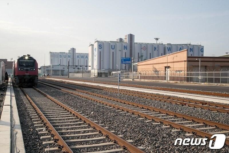 본문 이미지 - 전북 군산 대야~군산항을 연결하는 총 연장 28.6㎞의 군장산업단지 인입철도(군산시제공) 2022.11.29/뉴스1