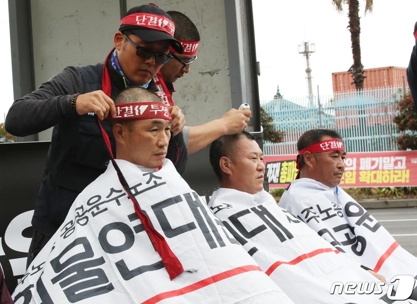 본문 이미지 - 민주노총 공공운수노조 화물연대본부의 집단운송거부(총파업) 엿새째인 29일 오후 제주지역본부 조합원들이 제주항 6부두 앞에서 삭발식을 하고 있다. 2022.11.29/뉴스1 ⓒ News1 오현지 기자