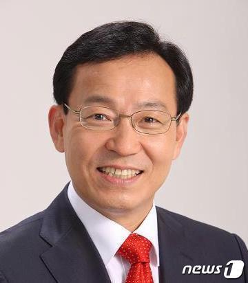 본문 이미지 - 윤석열 대통령은 29일 중앙노동위원회 위원장에 김태기 전 단국대 경제학과 명예교수를 임명했다. (대통령실 제공) 2022.11.29/뉴스1 ⓒ News1 오대일 기자