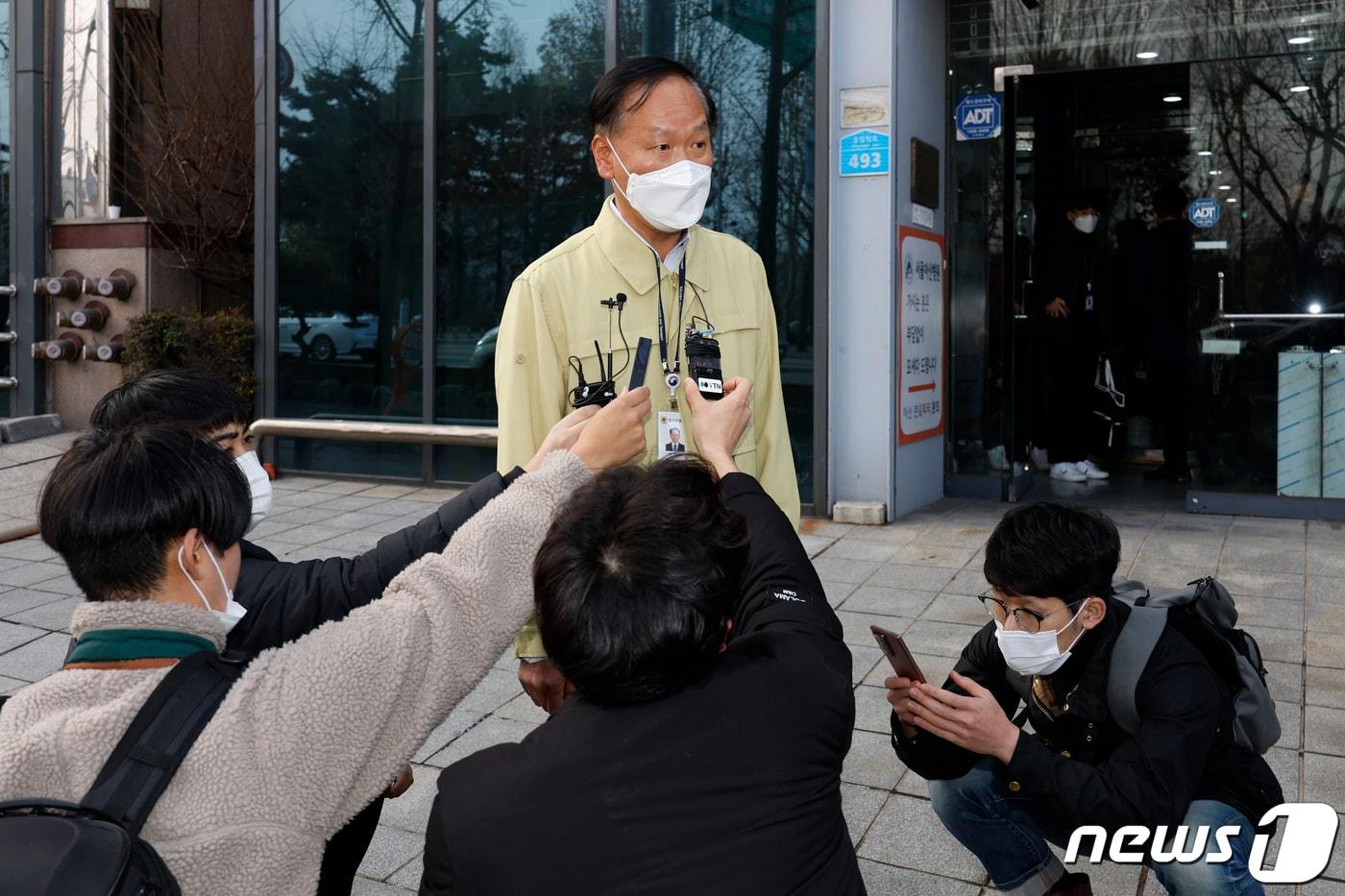 본문 이미지 - 시멘트 분야 운송거부자 업무개시명령이 개시된 29일 서울 시내의 한 시멘트업체에서 박대순 국토교통부 조사반장이 운송거부자 확인을 위한 현장 조사에 들어가며 취재진의 질문에 답변하고 있다. (공동취재) 2022.11.29/뉴스1 ⓒ News1 신웅수 기자