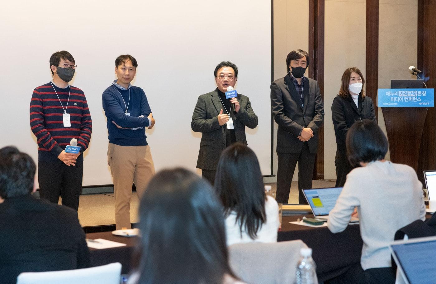 본문 이미지 -  김기록 코리아센터 대표가   '에누리 가격구독 서비스 출시' 기자간담회를 열고 질문에 답하고있다.(코리아센터 제공)