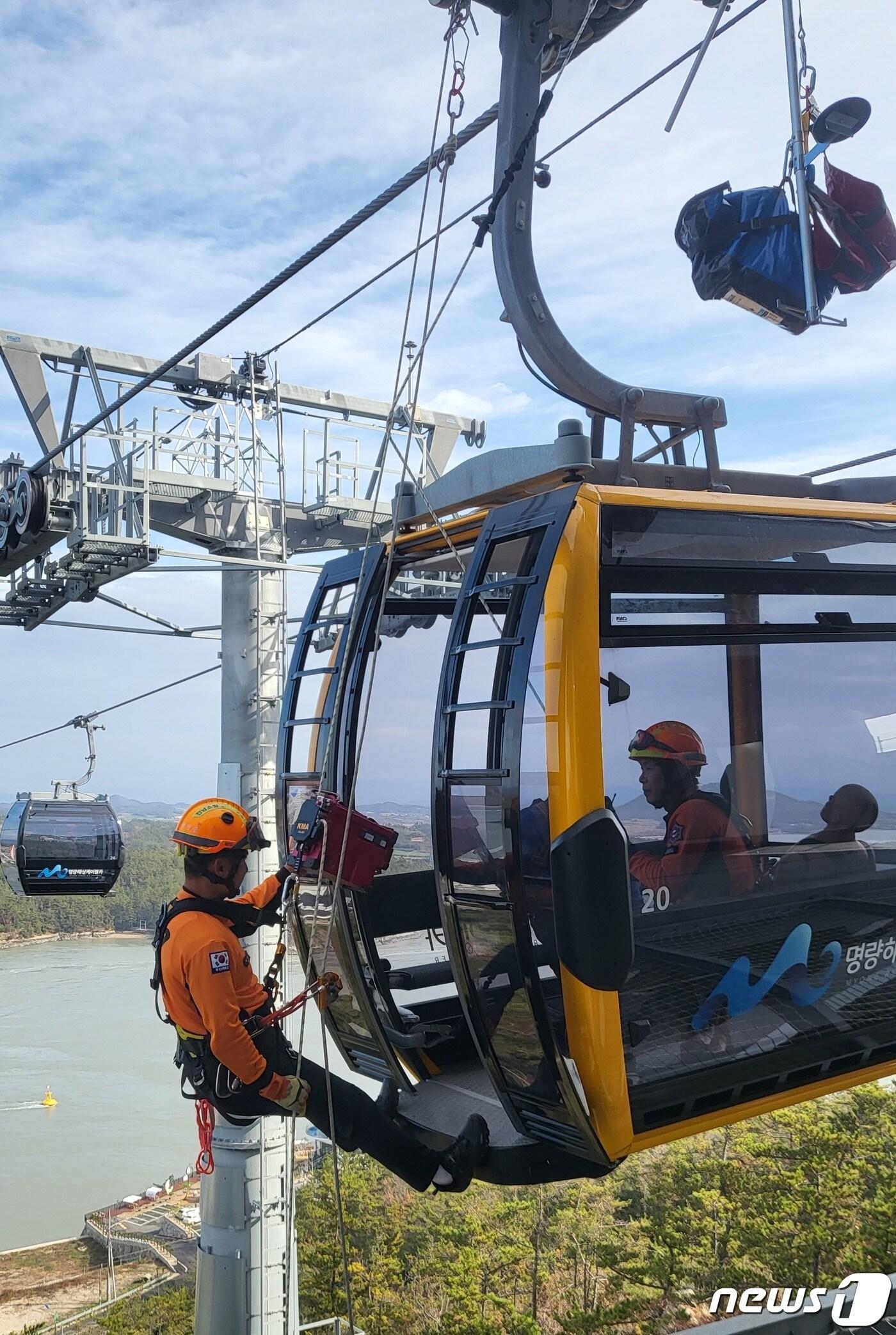 본문 이미지 - 29일 실시된 명량해상케이블카 인명 구조 비상훈련 모습.2022.11.29/뉴스1