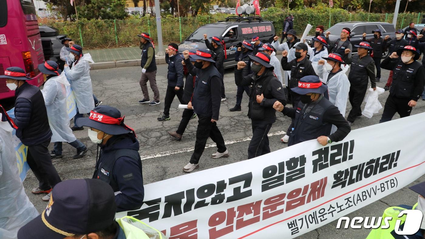 본문 이미지 - 민주노총 공공운수노조 화물연대본부의 집단운송거부(총파업) 행동이 엿새째 이어진 29일 오후 부산 강서구 부산신항 인근도로에서 화물연대 부산지역 노조원들이 행진을 하고 있다. 2022.11.29/뉴스1 ⓒ News1 김영훈 기자