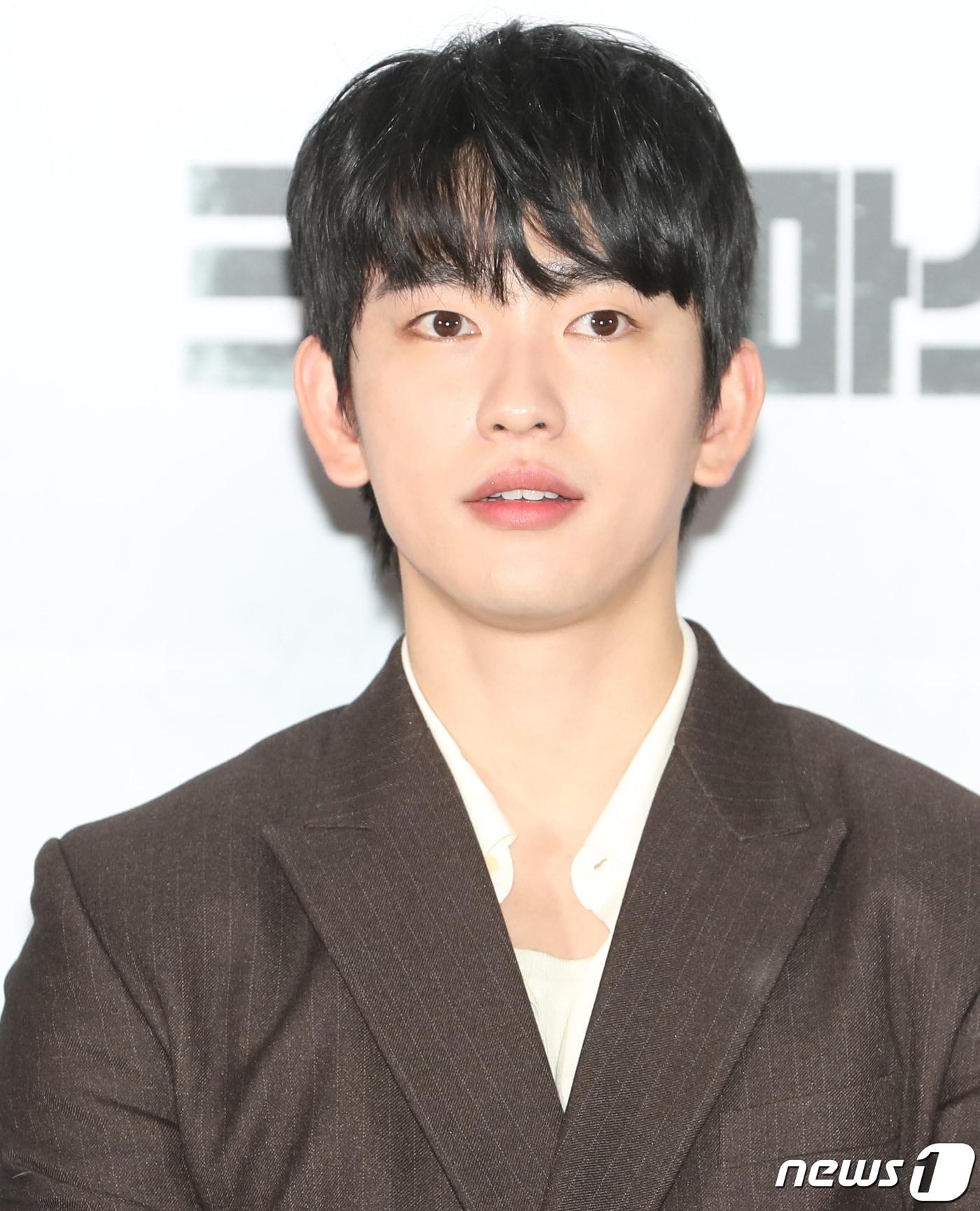 본문 이미지 - 배우 박진영(갓세븐 진영)이 29일 오후 서울 강남구 코엑스 메가박스에서 열린 영화 '크리스마스 캐럴'(감독 김성수) 언론 시사회 및 기자간담회에서 객석을 바라보고 있다. '크리스마스 캐럴'은 쌍둥이 동생 월우가 죽은 후 복수를 위해 스스로 소년원에 들어간 형 일우가 소년원 패거리와 잔혹한 대결을 펼치는 액션 스릴러극이다. 2022.11.29/뉴스1 ⓒ News1 권현진 기자