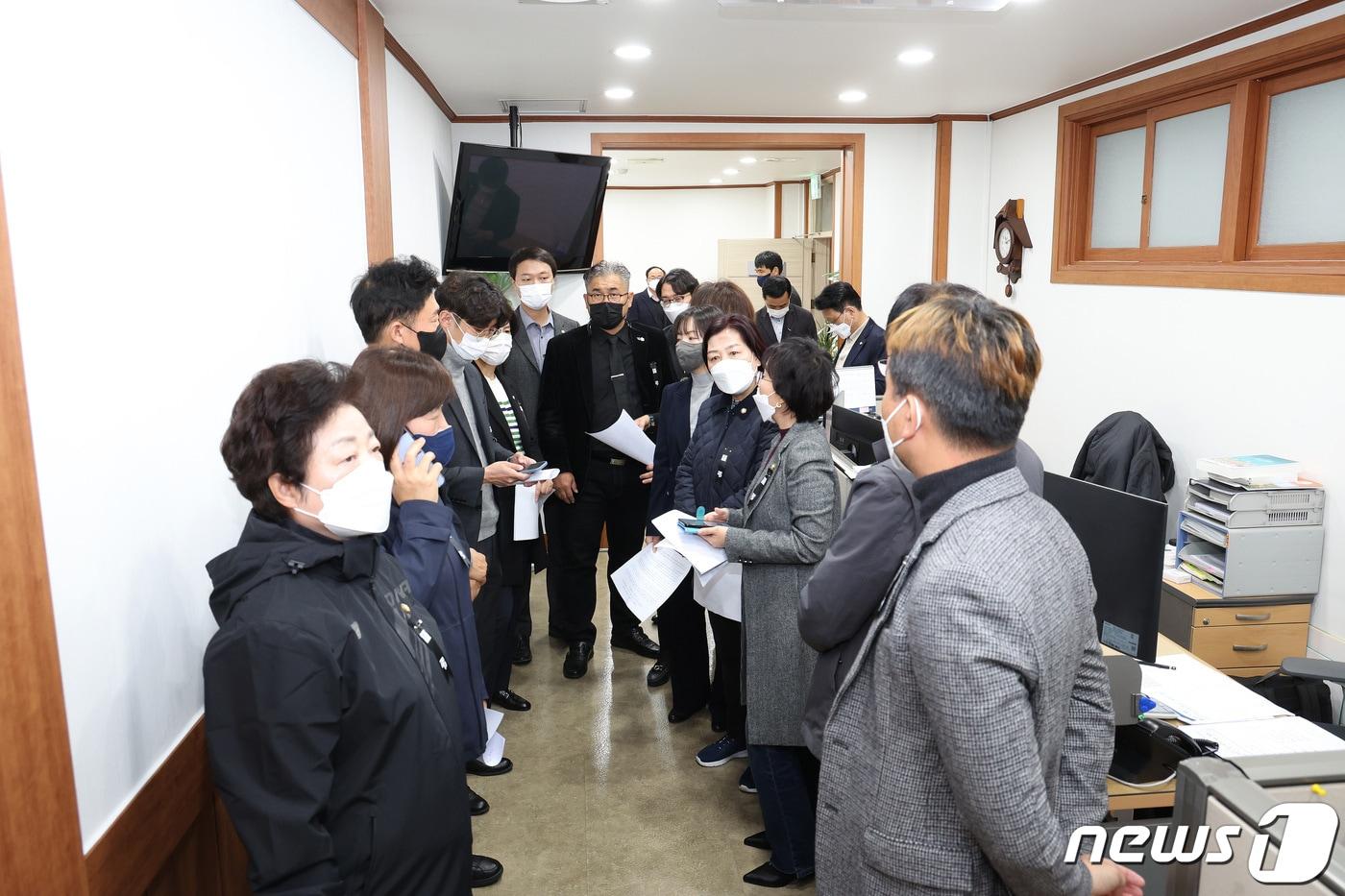 본문 이미지 - 11월4일 고양시청에서 시의회 민주당 소속 의원들이 시장의 해외방문에 항의하며 농성을 벌이고 있다. (고양시의회 더불어민주당 제공)