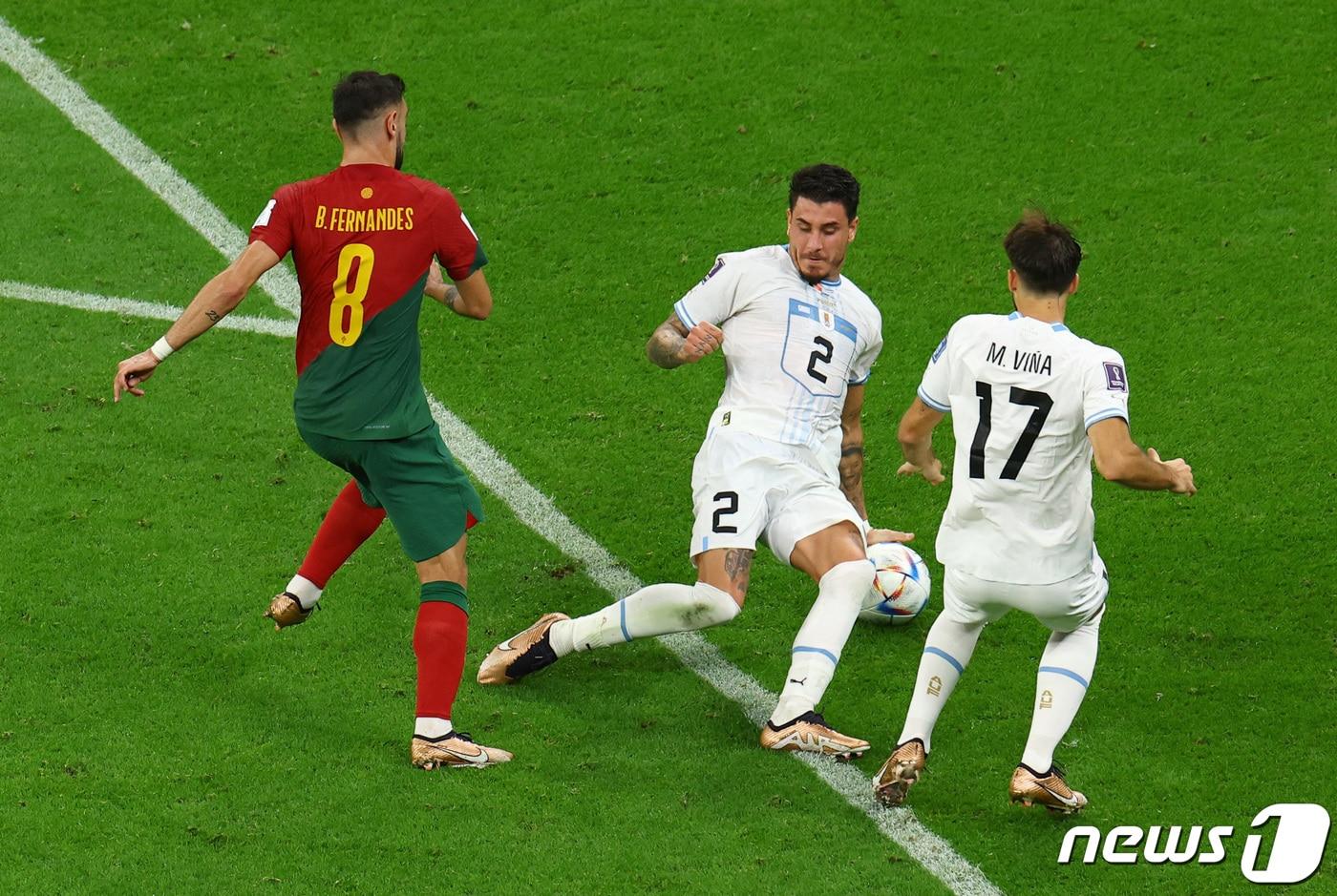 호세 히메네스(2번)의 왼팔에 닿은 공. ⓒ 로이터=뉴스1