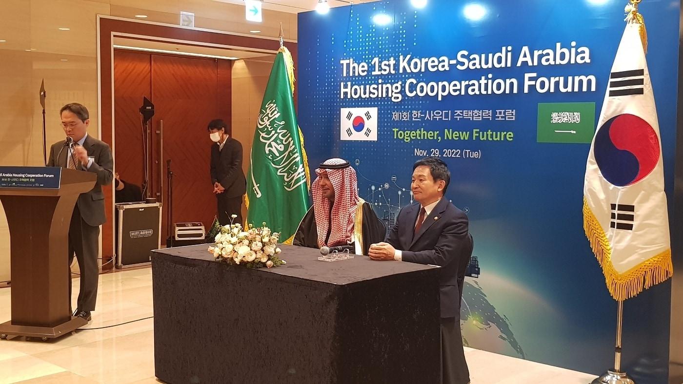 원희룡 국토교통부 장관(오른쪽)이 마제드 알 호가일 사우디 도시농촌주택부 장관과 주택협력 양해각서(MOU)를 작성하고 있다.