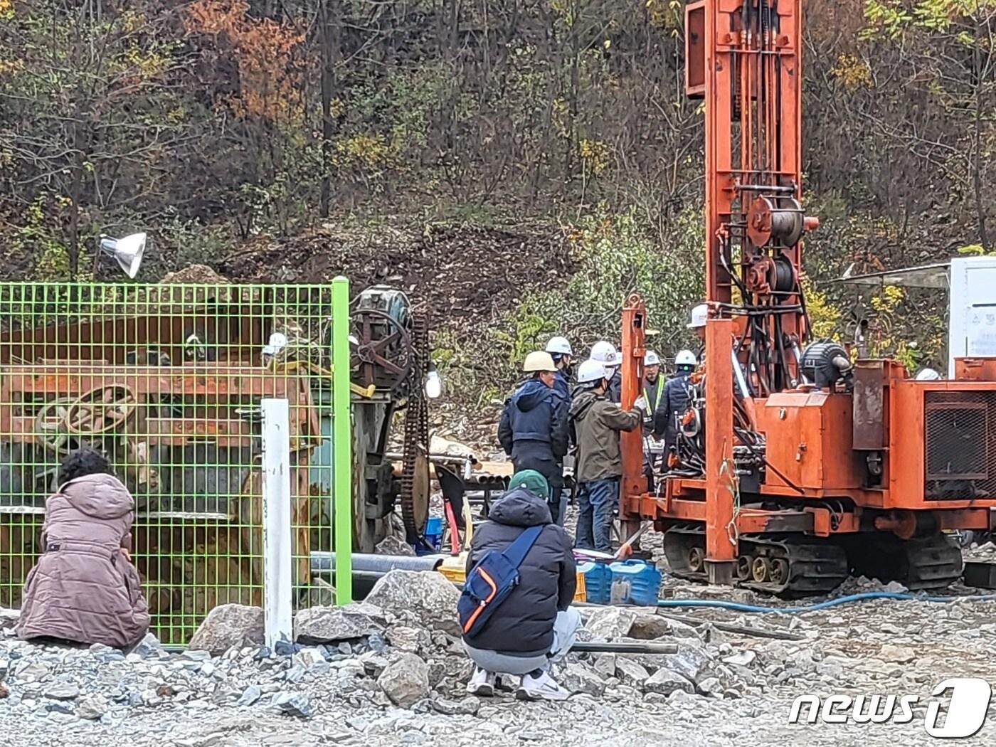 본문 이미지 - 봉화 매몰 광산 고립광부 가족들이 3일 시추가 성공한 천공기의 내시경 작업을 지켜보고 있다. 2022.11.03/뉴스1