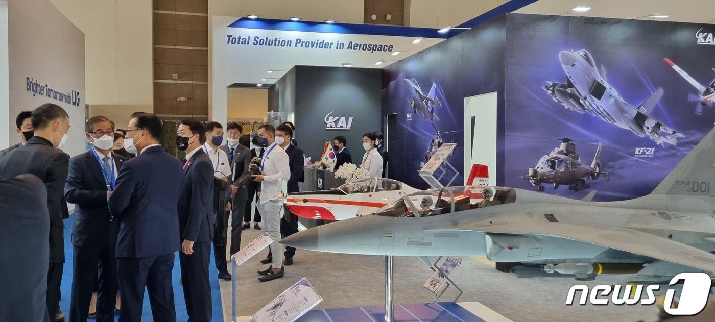 본문 이미지 - Indo Defense 2022 KAI 부스를 방문한 박태성 주인니 한국대사(한국항공우주산업 제공)