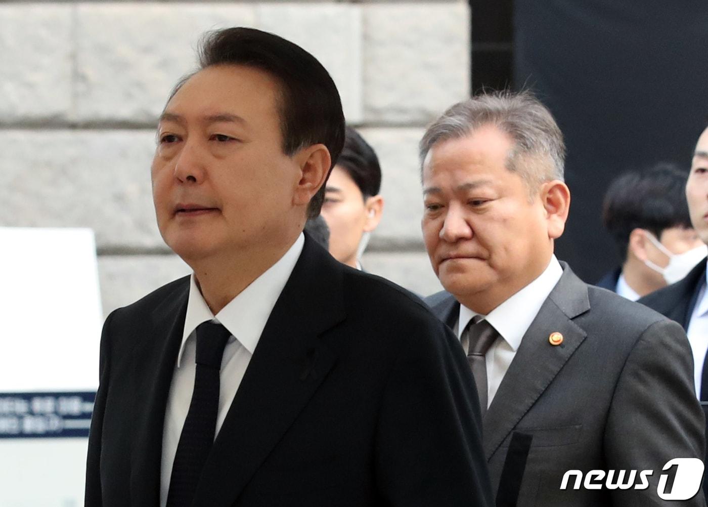 본문 이미지 - 윤석열 대통령이 2022년 11월 3일 오전 이상민 행안부 장관(뒤)과 함께 서울광장에 마련된 이태원 사고 사망자 합동분향소를 찾아 조문을 마친 뒤 이동하고 있다. 2022.11.3/뉴스1 ⓒ News1 송원영 기자