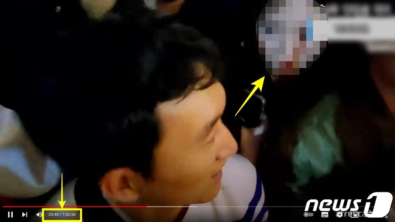 본문 이미지 - 인터넷방송인(BJ) 배지터 뒤에서 인파에 밀리던 여성 A씨의 모습. (유튜브 갈무리)