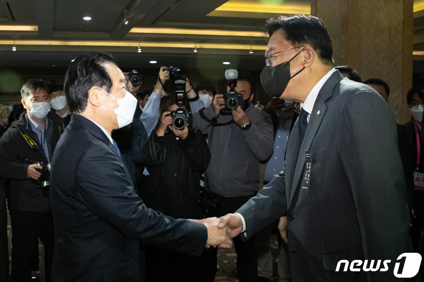 본문 이미지 - 정진석 국민의힘 비상대책위원장과 누카가 후쿠시로 일한의원연맹 회장이 3일 오전 서울 중구 롯데호텔에서 열린 한·일 의원연맹 합동총회 개회식에서 만나 악수하고 있다 2022.11.3/뉴스1 ⓒ News1 이재명 기자
