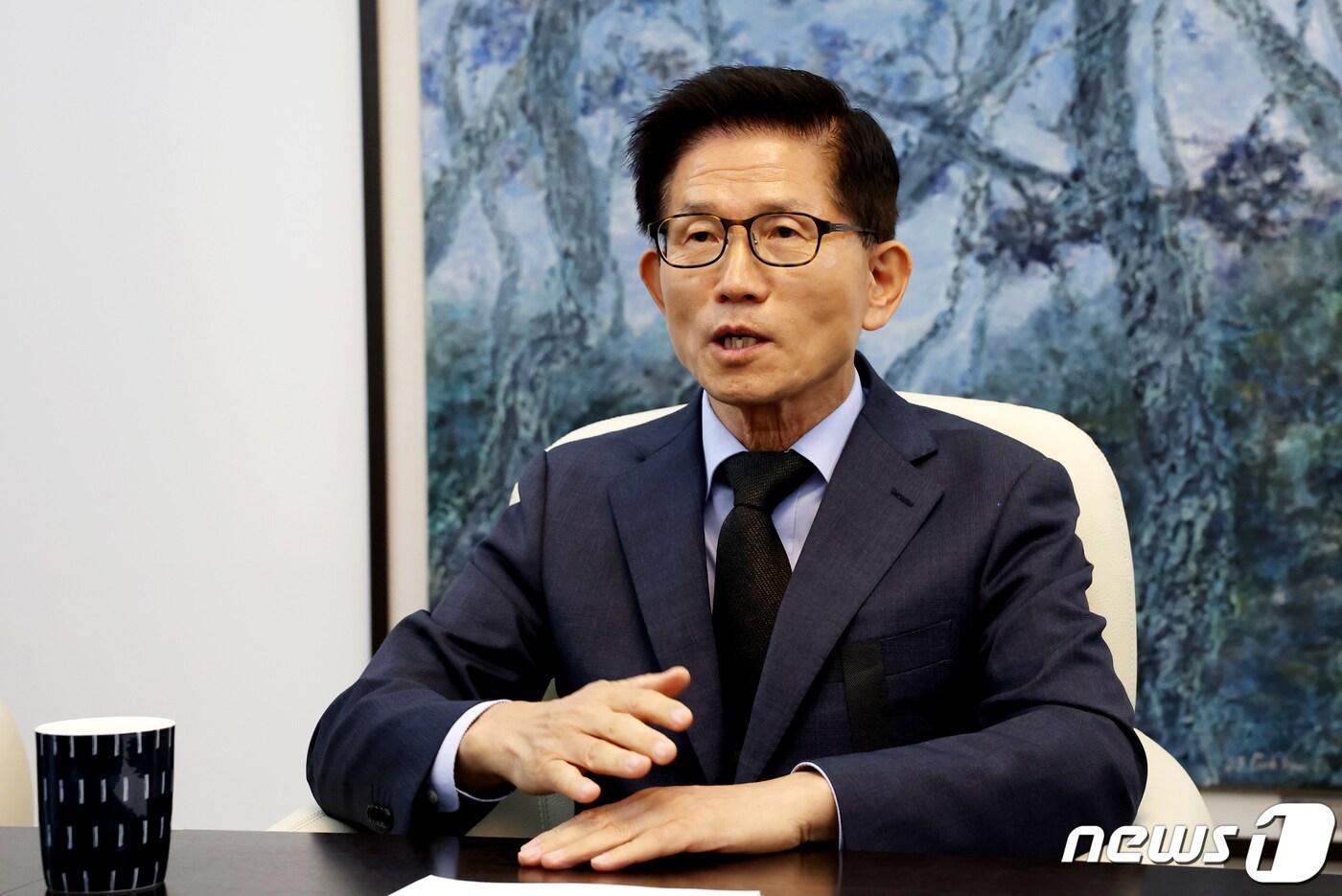본문 이미지 - 김문수 경제사회노동위원회 위원장이 3일 서울 여의도 중소기업중앙회에서 김기문 중소기업중앙회 회장과 만나 대화를 하고 있다. (경제사회노동위원회 제공) 2022.11.3/뉴스1