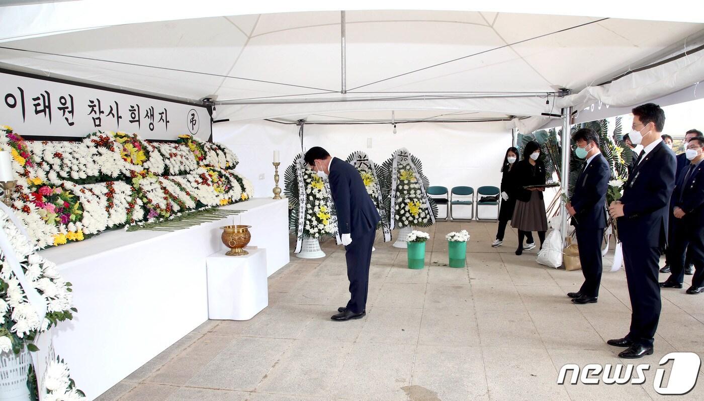 전남도청 만남의 광장에 설치된 ‘이태원 참사 희생자 합동분향소’로 명칭이 변경된 3일 김영록 전라남도 도지사를 비롯한 간부들이 분향소를 방문해 조문하고 있다.&#40;전남도 제공&#41; 2022.11.3/뉴스1 