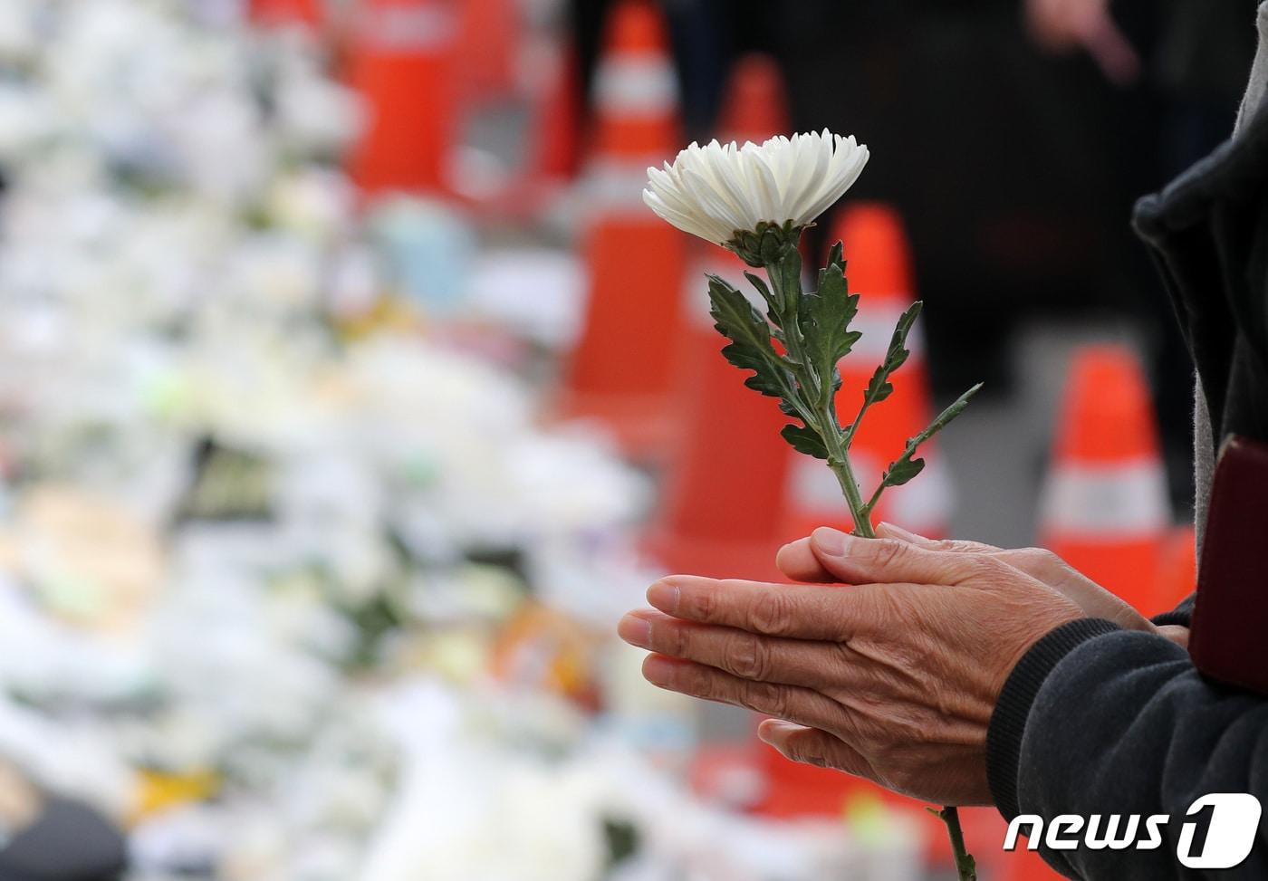 본문 이미지 - 3일 오후 '이태원 압사 참사' 추모공간이 마련된 서울 용산구 이태원역 1번출구에서 시민들이 희생자들을 추모하고 있다. 2022.11.3/뉴스1 ⓒ News1 구윤성 기자