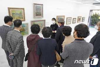 본문 이미지 - 2일 개관한 충남문화재단 CN갤러리에서 참석자들이 전시장을 둘러보고 있다. (충남문화재단 제공) /뉴스1