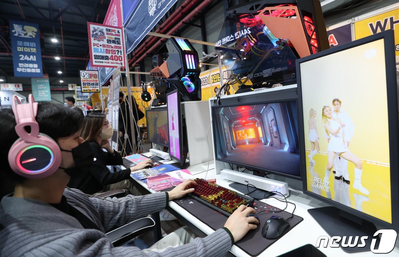 3일 오후 서울 강남구 세텍에서 열린 &#39;제67회 프랜차이즈 창업 박람회&#39;에서 관람객들이 PC방 게임 체험을 하고 있다. 2022.11.3/뉴스1 ⓒ News1 권현진 기자