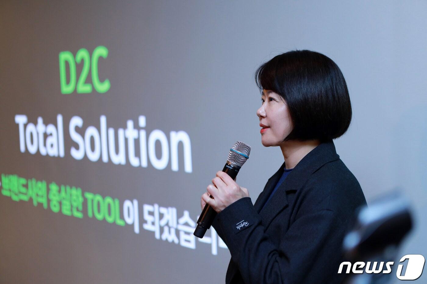 본문 이미지 - 3일 서울 강남구에서 진행한 네이버 브랜드 파트너스 데이에서 네이버 커머스 비즈니스의 방향성에 대해 발표 중인 이윤숙 네이버 포레스트 CIC 대표(네이버 제공)