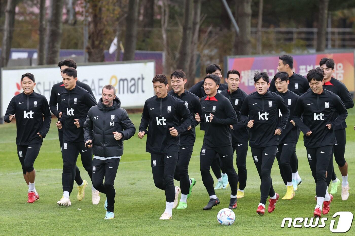 본문 이미지 - 축구 국가대표팀 선수들이 3일 오후 경기 파주 축구대표팀 트레이닝센터(NFC)에서 훈련을 하고 있다. 카타르 월드컵을 앞둔 축구국대표팀은 오는 11일 화성종합운동장에서 아이슬란드와 마지막 평가전을 치른다. 2022.11.3/뉴스1 ⓒ News1 이광호 기자