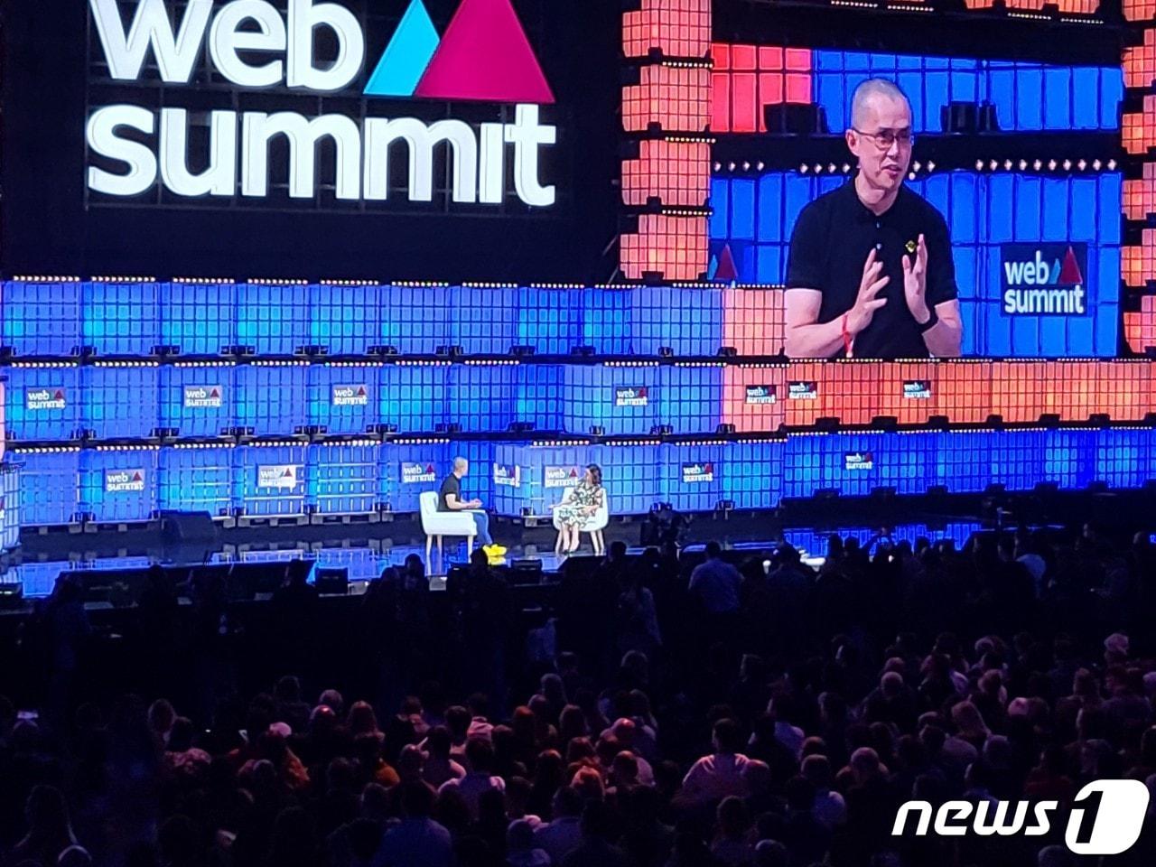 본문 이미지 - 창펑자오 바이낸스 CEO가 7만여명이 자리한 '웹서밋2022' 오프닝 행사에서 발표하고 있다. 사진=박현영기자