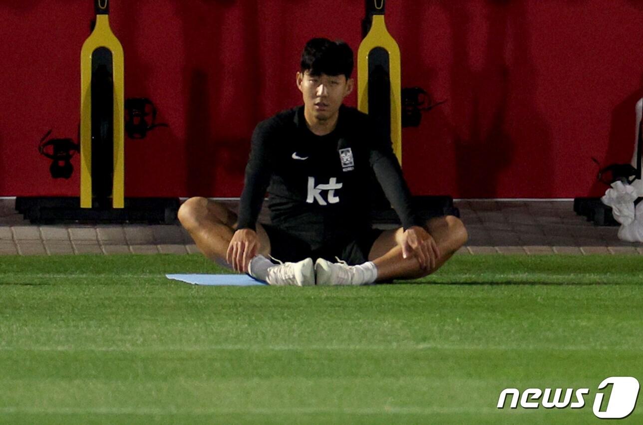 본문 이미지 - 대한민국 축구대표팀의 손흥민이 29일 오후(현지시간) 카타르 도하 알에글라 트레이닝센터에서 회복훈련을 하고 있다. 2022.11.30/뉴스1 ⓒ News1 이광호 기자