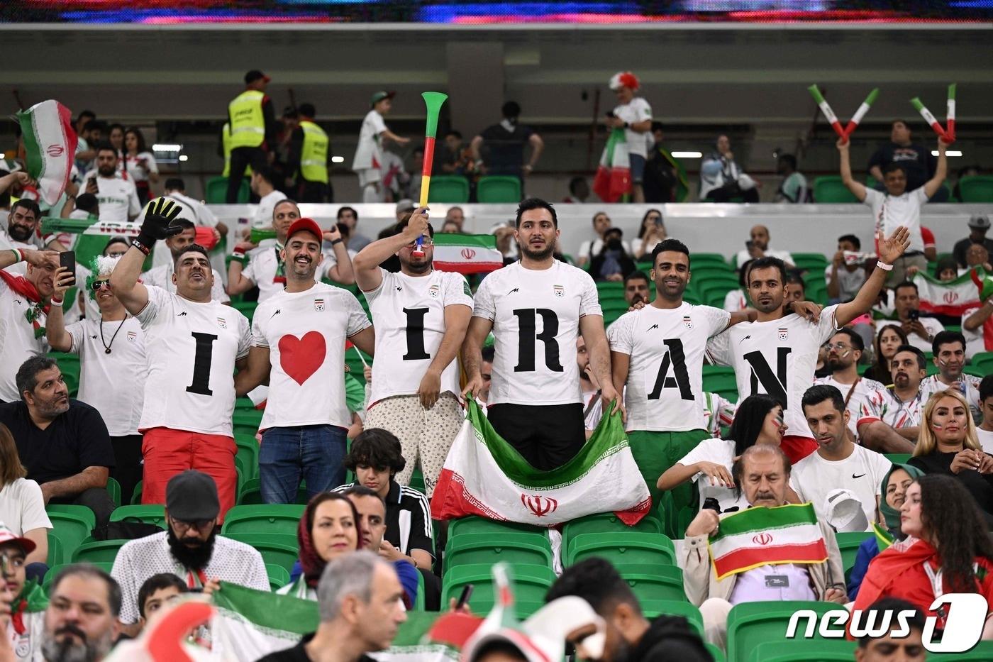 29일(현지시간) 카타르 도하 앗수마마 스타디움에서 열린 2022 국제축구연맹(FIFA) 카타르 월드컵 B조 조별리그 3차전 이란과 미국의 경기에서 이란을 응원하는 국민들의 모습. 22.11.29 ⓒ AFP=뉴스1 ⓒ News1 김예슬 기자