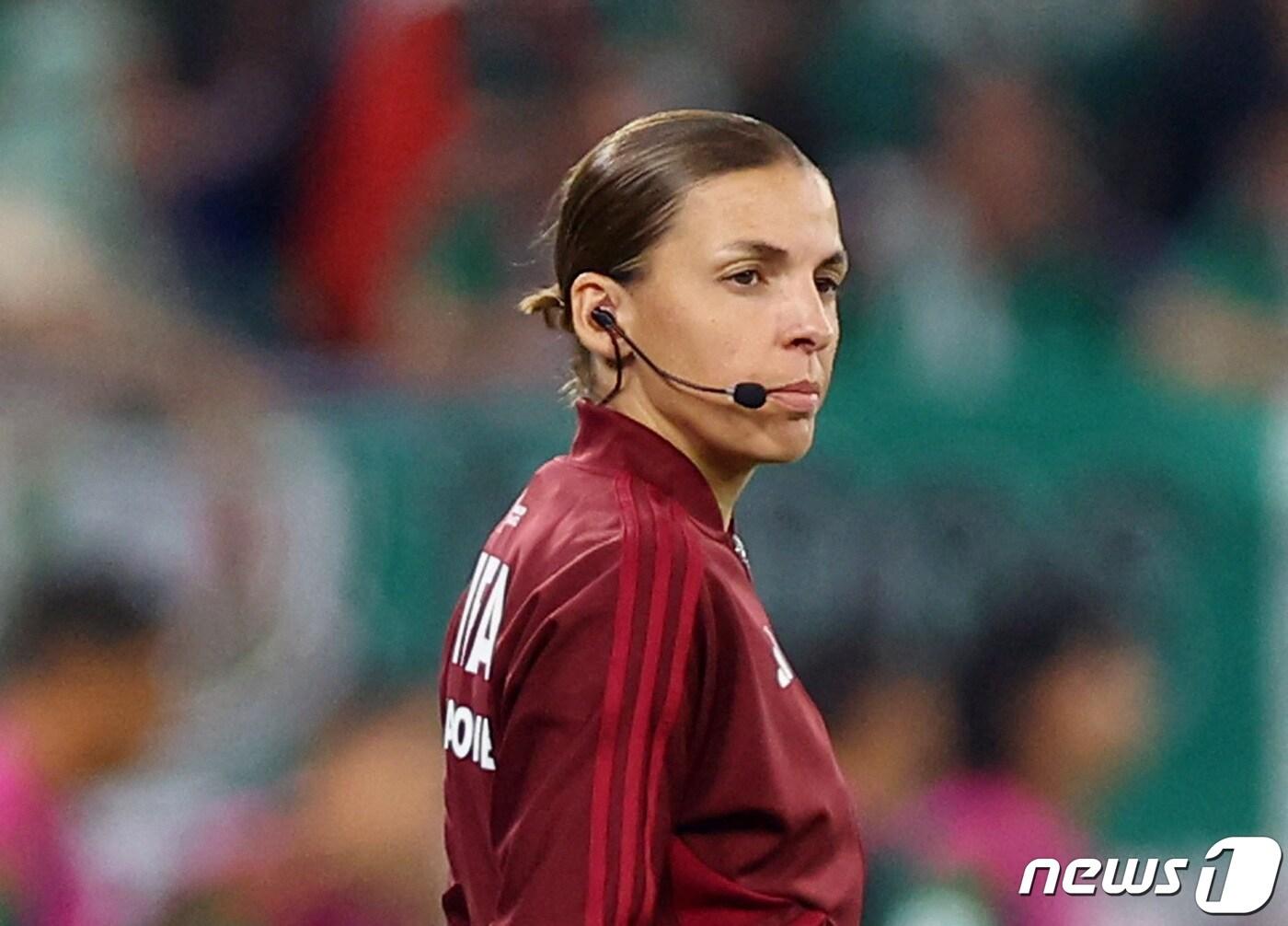 본문 이미지 - 2022 카타르 월드컵 폴란드-멕시코전에 나선 프라파르 심판. ⓒ 로이터=뉴스1