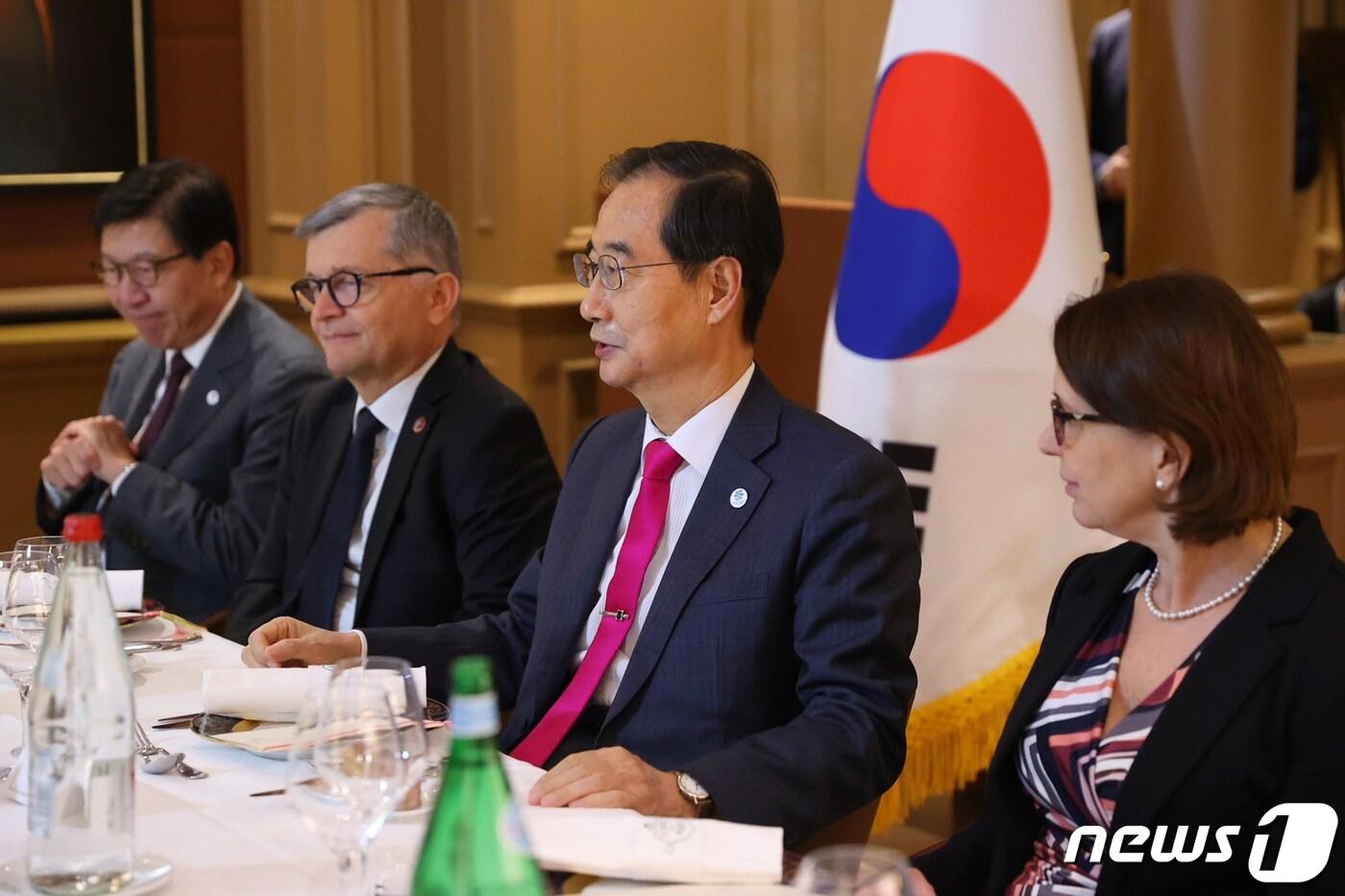 본문 이미지 - '제171차 국제박람회기구(BIE) 총회' 참석차 프랑스 파리를 방문 중인 한덕수 국무총리가 29일(현지시간) 파리 주재 각국 BIE 대표들과 만찬 간담회를 갖고 2030 부산 세계박람회 유치에 대한 정부의 의지를 밝히고 있다.(총리실 제공) 2022.11.30/뉴스1 ⓒ News1 민경석 기자