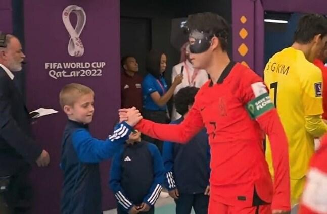 본문 이미지 - 손흥민과 악수에 성공한 소년. (SBS 갈무리)