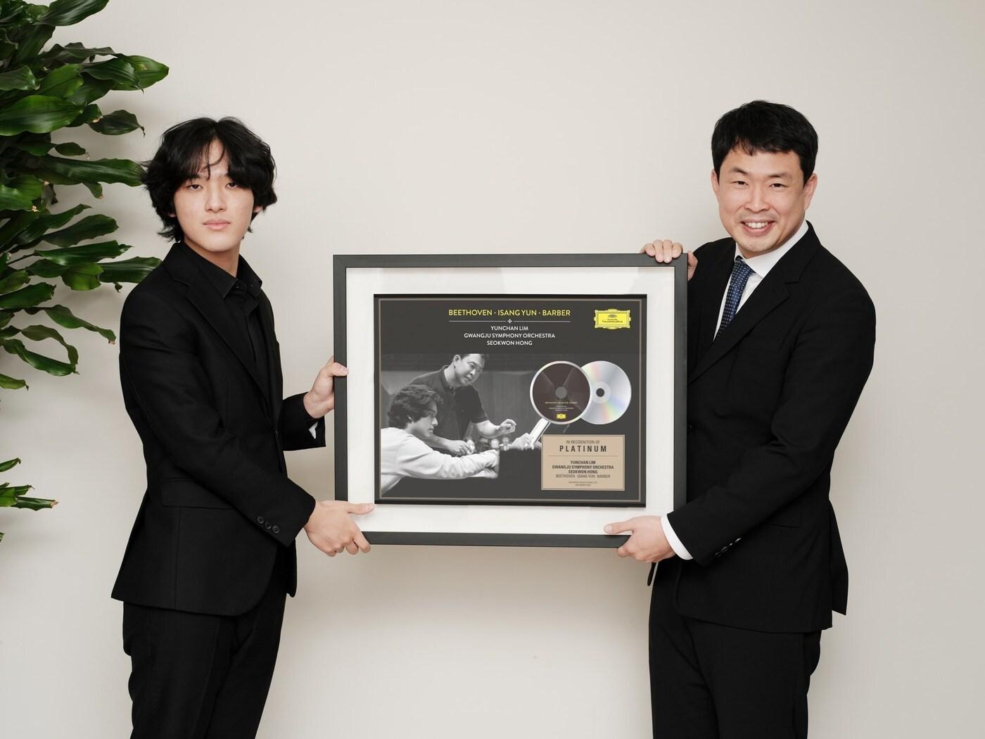 본문 이미지 - 피아니스트 임윤찬(왼쪽)과 광주시립교향악단 상임지휘자 홍석원 (유니버설뮤직 제공) 