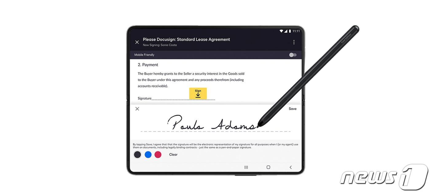 전자서명 솔루션 '도큐사인'을 지원하는 갤럭시Z폴드4 (삼성전자 제공)
