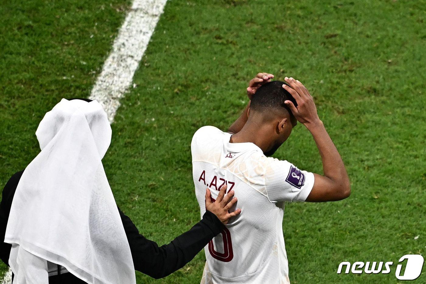 카타르의 압둘라지즈 하템이 30일(한국시간) 열린 2022 카타르 월드컵 네덜란드전에서 0-2로 패한 뒤 머리를 감싸쥐며 아쉬워하고 있다.  ⓒ AFP=뉴스1