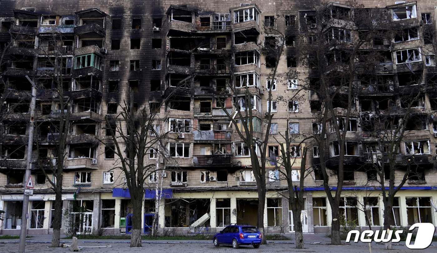 29일(현지시간) 러시아 군이 점령한 우크라이나 마리우폴에서 불에 타고 폐허로 변한 건물이 보인다. ⓒ AFP=뉴스1 ⓒ News1 우동명 기자