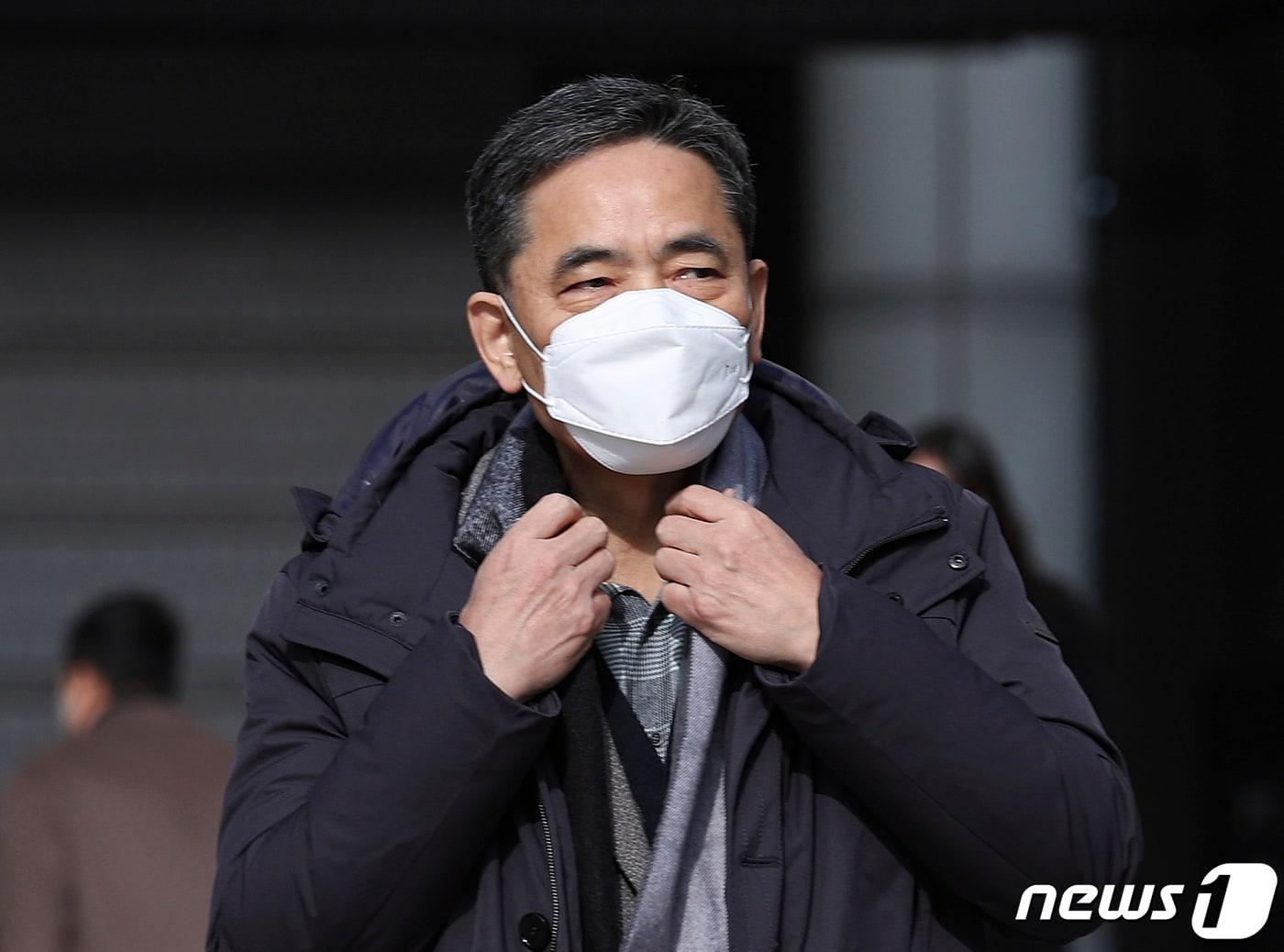 본문 이미지 - 곽상도 전 의원이 30일 오전 서울 서초구 서울중앙지법에서 열린 특정범죄 가중처벌 등에 관한 법률 위반(뇌물) 등 혐의 관련 1심 속행 공판을 마치고 법원을 나서고 있다. (공동취재) 2022.11.30/뉴스1 ⓒ News1 김도우 기자