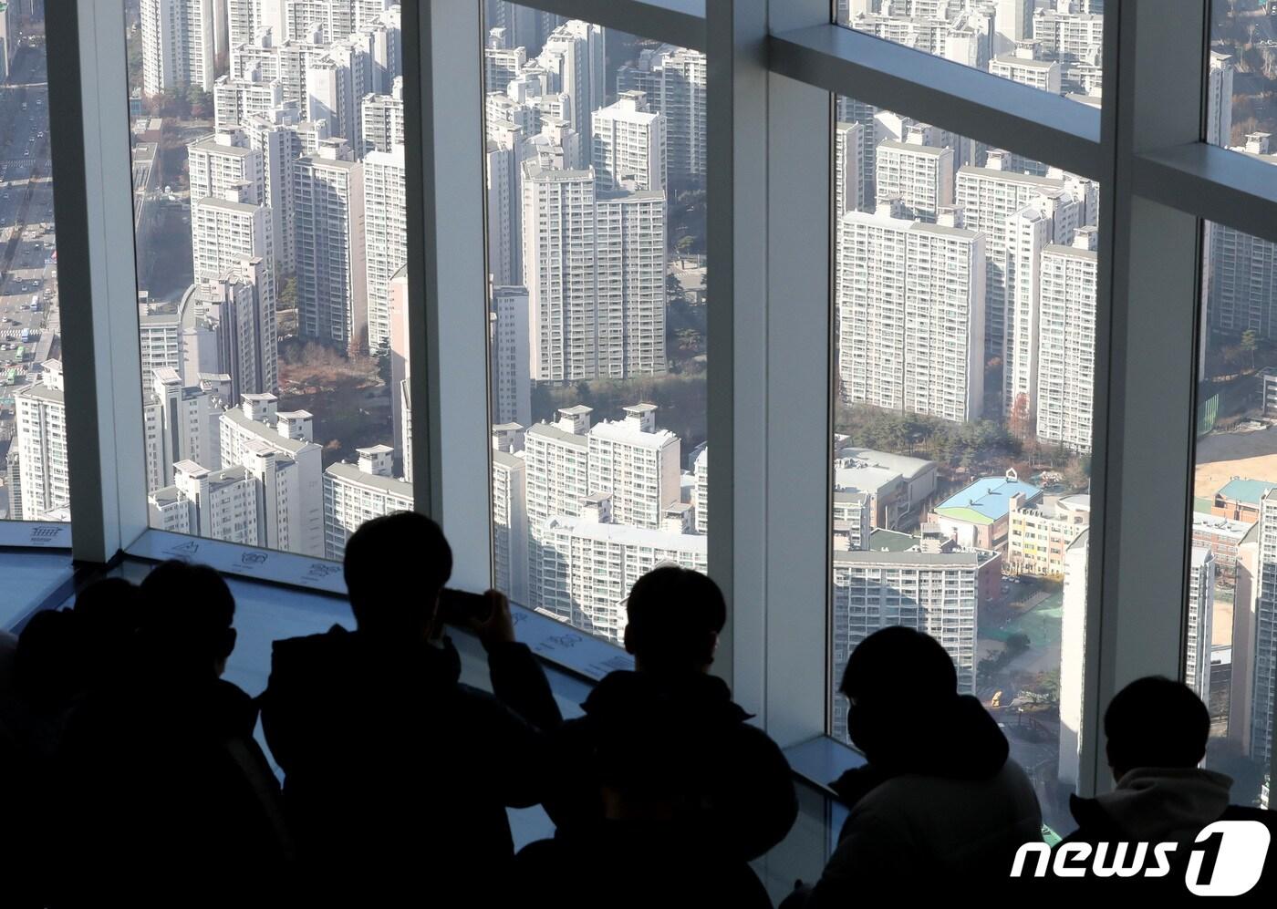 서울 송파구 롯데월드타워 서울스카이에서 바라본 이 일대 아파트 단지의 모습. 2022.11.30/뉴스1 ⓒ News1 구윤성 기자