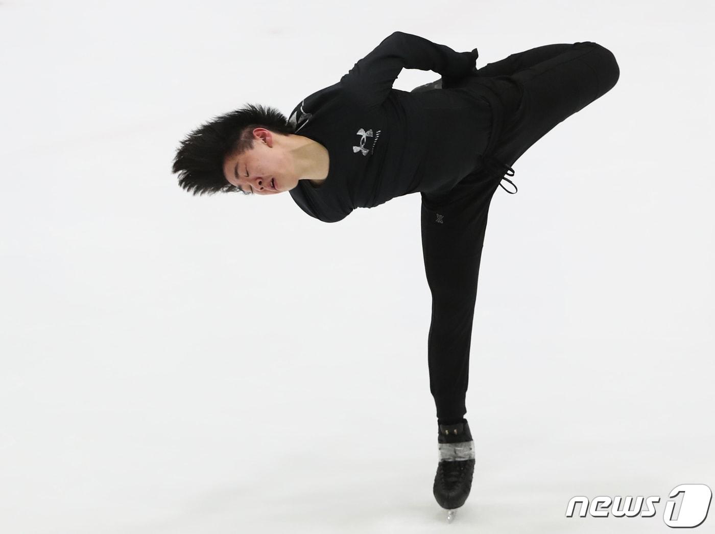 본문 이미지 - 2022 전국남녀 피겨스케이팅 회장배 랭킹대회를 하루 앞둔 30일 경기 의정부실내빙상장에서 박현서 선수가 연습을 하고 있다. 2022.11.30/뉴스1 ⓒ News1 송원영 기자