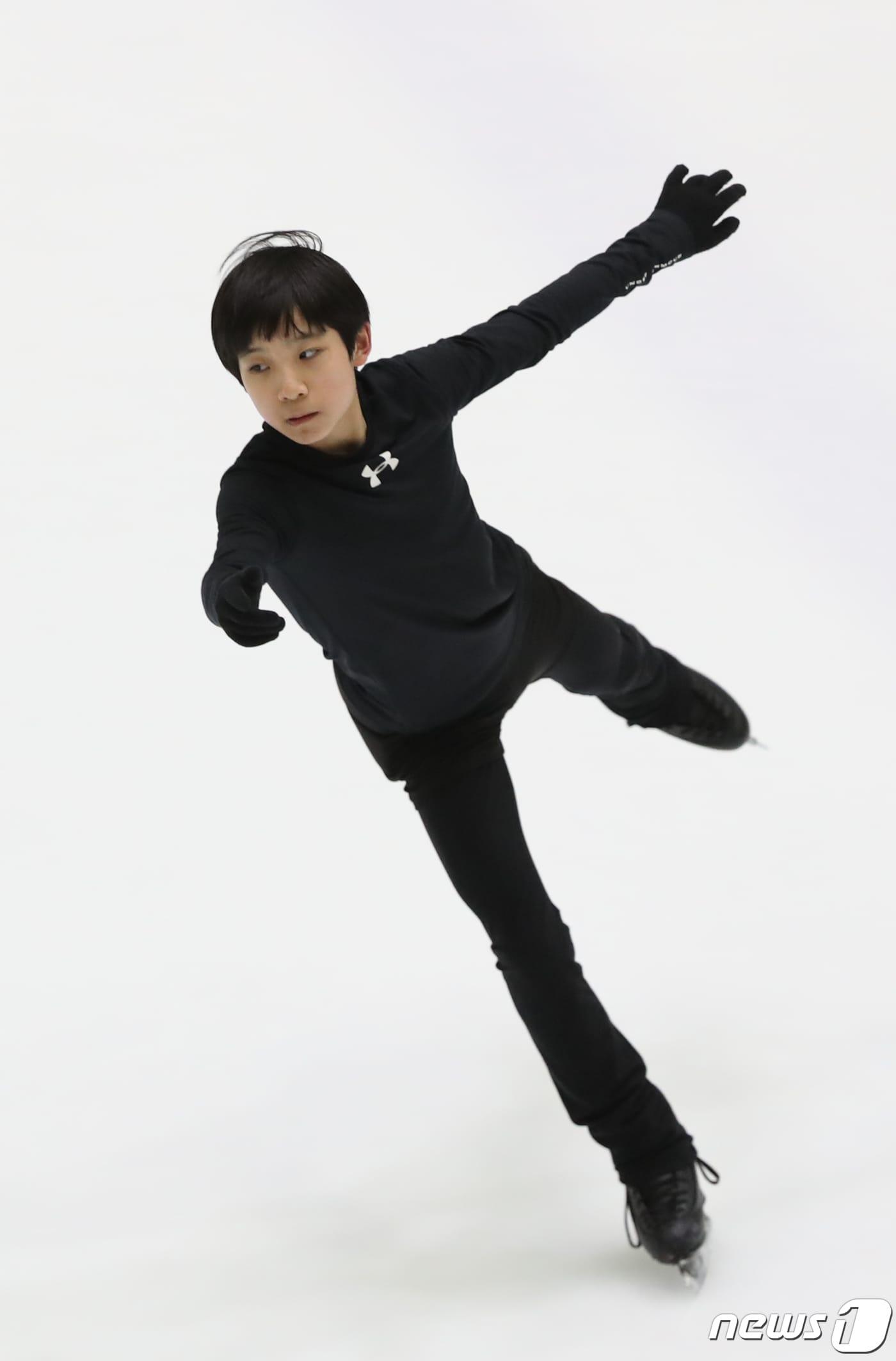 본문 이미지 - 2022 전국남녀 피겨스케이팅 회장배 랭킹대회를 하루 앞둔 30일 경기 의정부실내빙상장에서 최하빈 선수가 연습을 하고 있다. 2022.11.30/뉴스1 ⓒ News1 송원영 기자