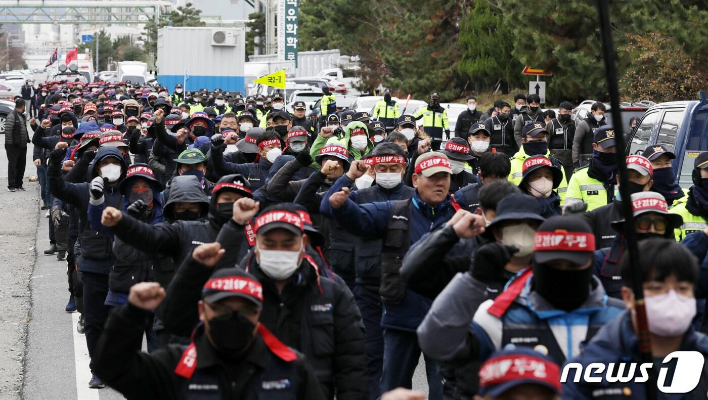 본문 이미지 - 민주노총 공공운수노조 화물연대본부의 집단운송거부(총파업) 행동이 7일째 이어진 30일 오후 울산 남구 석유화학단지에서 조합원들이 거리행진을 하고 있다. 2022.11.30/뉴스1 ⓒ News1 윤일지 기자