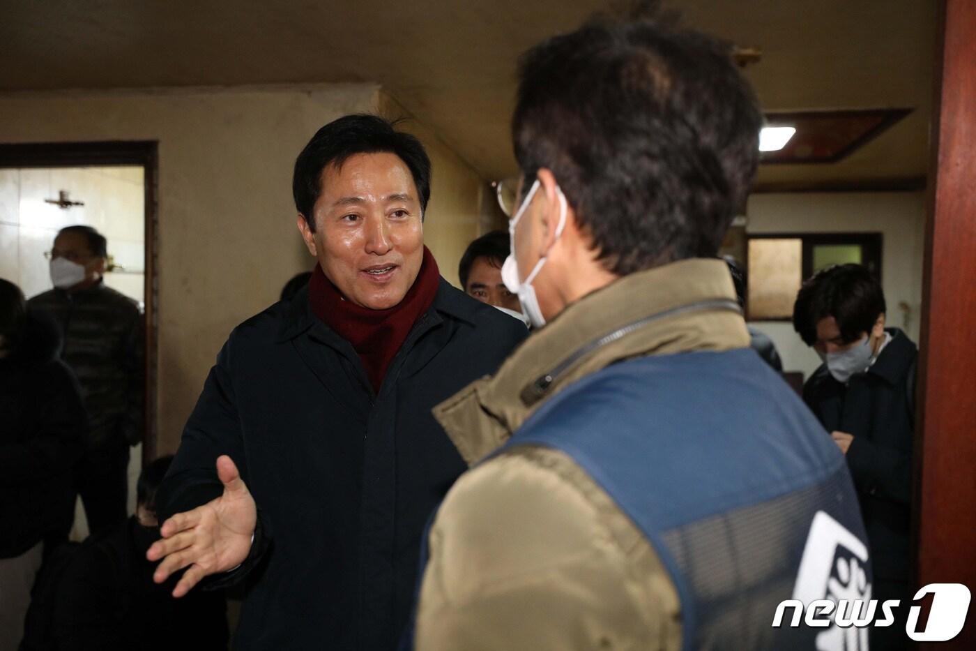 본문 이미지 - 오세훈 서울시장이 30일 오후 서울 서대문구 서울시 안심동행주택 1호 주택성능개선사업 반지하 주택 현장을 찾아 관계자와 대화하고 있다. (공동취재) 2022.11.30/뉴스1 ⓒ News1 김민지 기자