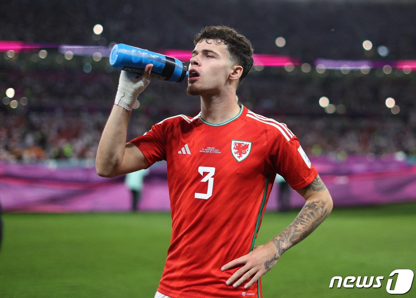 본문 이미지 - 웨일스의 풀백 니코 윌리엄스가 경기 중 물을 마시고 있다. ⓒ 로이터=뉴스1 ⓒ News1 임세원 기자