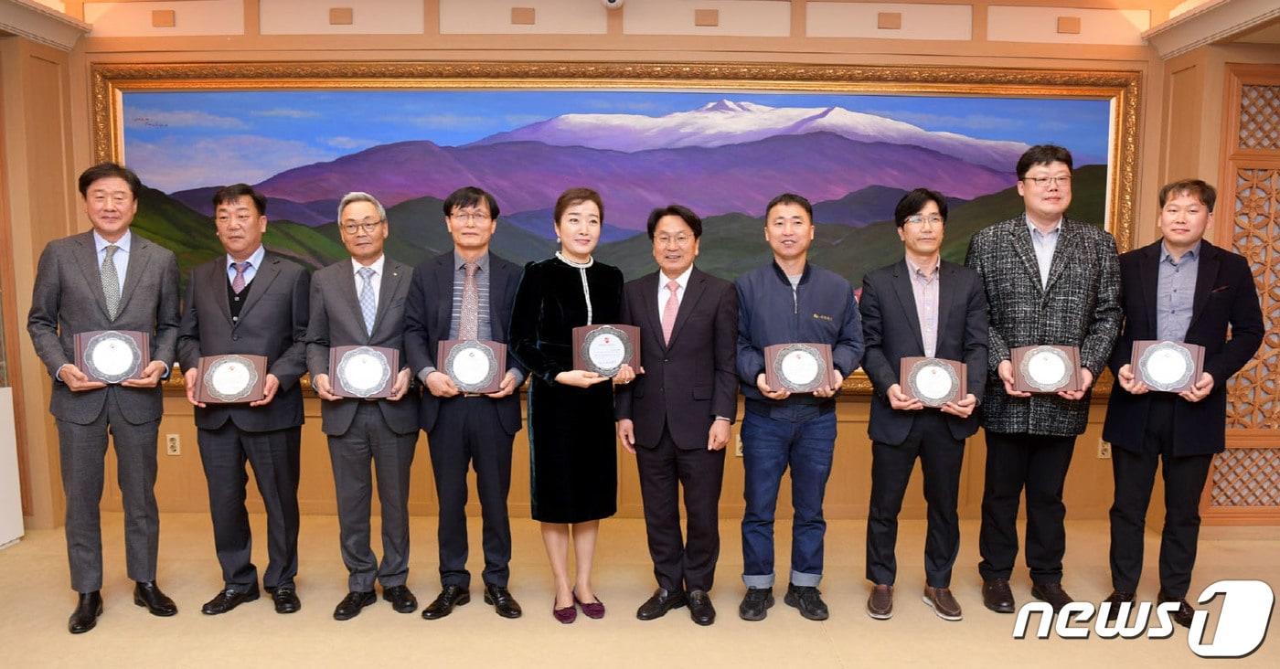 본문 이미지 - 강기정 광주시장이 30일 오전 시청 비즈니스룸에서 열린 2022년 광주시 우수중소기업인상·기술장 시상식에 참석해 상패를 수여한 후 수상자들과 함께 기념촬영을 하고 있다.(광주시 제공)2022.11.30/뉴스1 ⓒ News1 