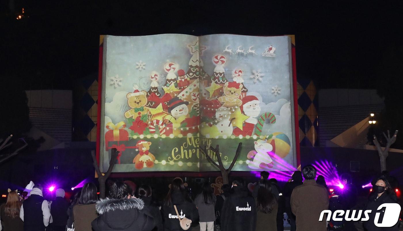 30일 오후 대구 달서구 테마파크 이월드 판타지 광장에서 '이월드 일루미네이션(빛축제)'을 대표하는 '자이언트 매직 북(giant magic book)'이 공개돼 시민들의 눈길을 사로잡고 있다. 이월드 대표 캐릭터 '비비'와 '포포'가 환상의 공간으로 모험을 떠나는 이야기가 밤하늘에 펼쳐지는 '자이언트 매직북'은 세계 최대 크기(가로 16m·세로 11m)로 제작됐다. 2022.11.30/뉴스1 ⓒ News1 공정식 기자