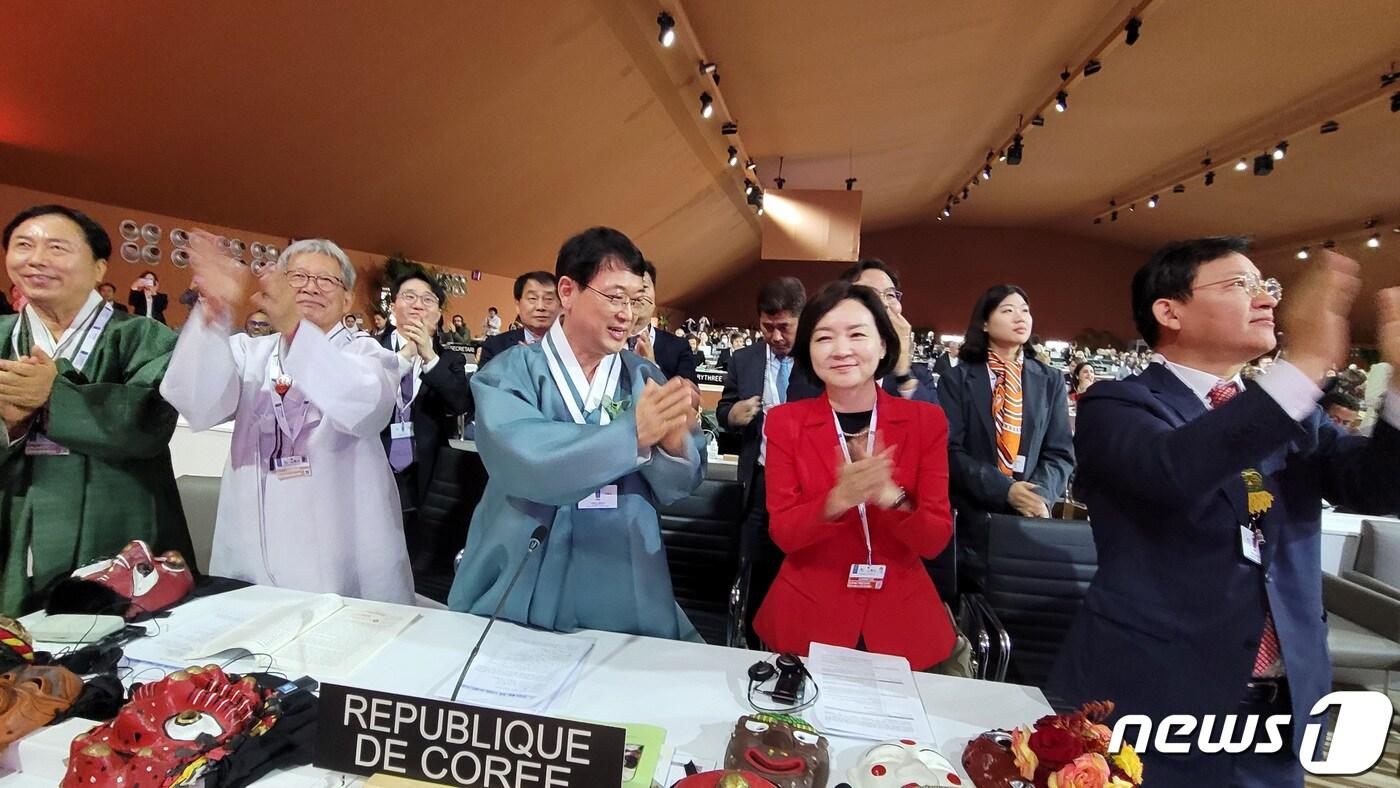 30일(현지시각) 모로코 라바타에서 열린 제17차 유네스코 무형유산보호협약 정부간위원회에서 ‘한국의 탈춤’이 유네스코 인류무형문화유산으로 등재되자 최응천 문화재청장(가운데)과 박상미 주(駐)유네스코 대표부 대사(오른쪽 두 번째) 등 정부 대표단이 관계자들과 기뻐하고 있다. (문화재청 제공) 2022.11.30/뉴스1 ⓒ News1 임세영 기자