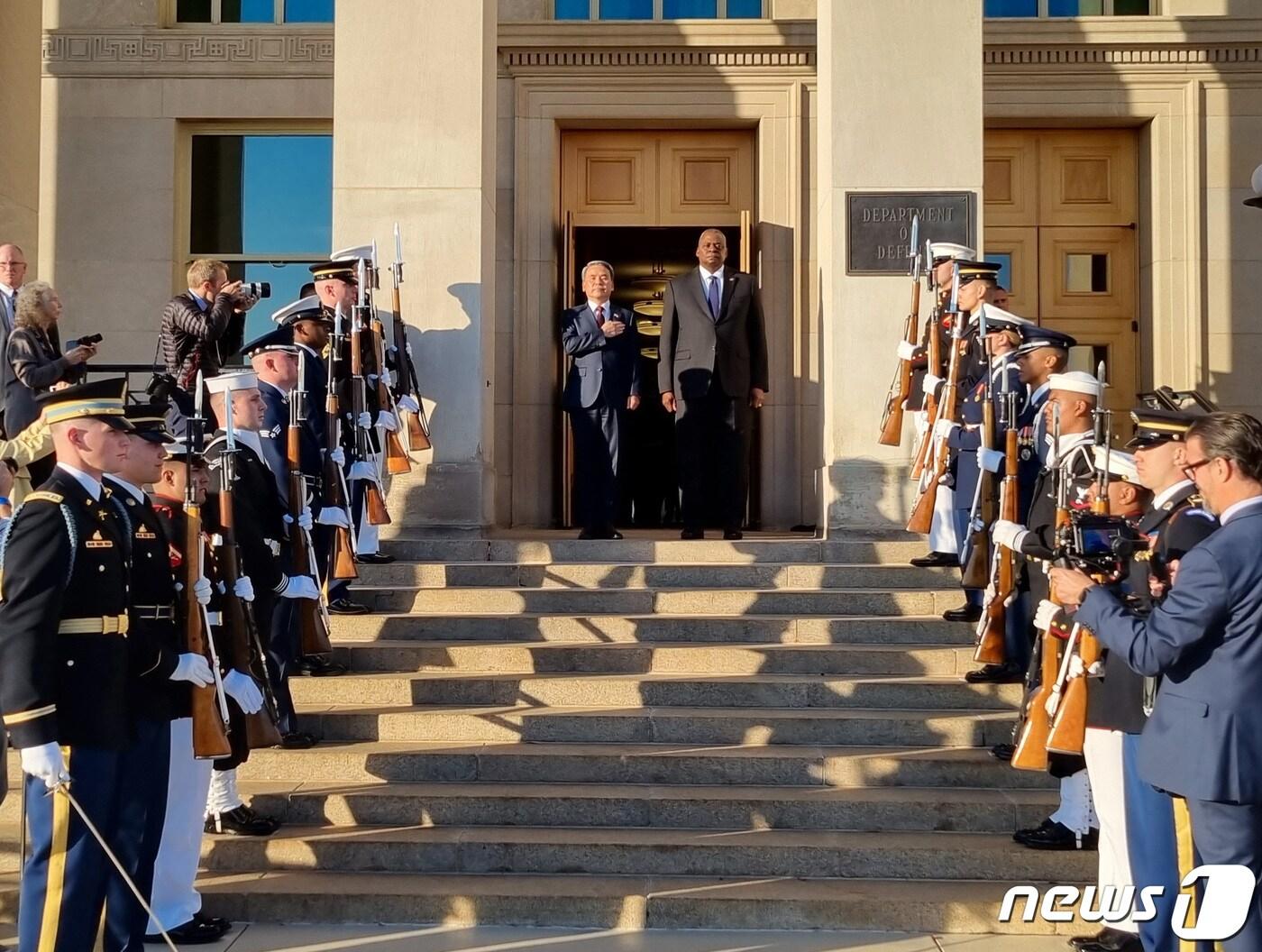 본문 이미지 - 이종섭 국방부장관과 로이드 오스틴 미국 국방부장관이 3일(현지시간) 제54차 한미안보협의회의(SCM)에 앞서 미국 국방부 청사(펜타곤) 입구에서 의장행사에 참석해 국기에 경례하고 있다. (국방부 제공) 2022.11.4/뉴스1