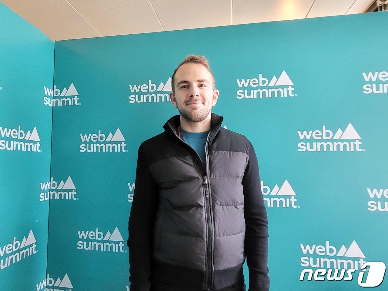 본문 이미지 - 데빈 핀저(Devin Finzer) 오픈씨 CEO가 3일(현지시간) 포르투갈 리스본 알티체아레나에서 열린 '웹서밋 2022' 현장에서 뉴스1과 인터뷰하고 있다.