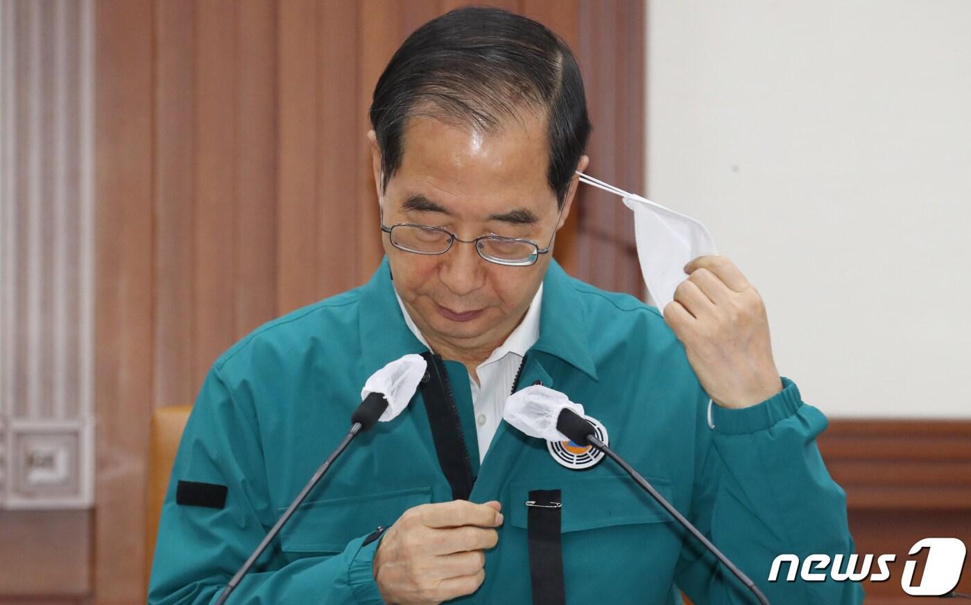 한덕수 국무총리가 4일 오전 서울 종로구 세종대로 정부서울청사에서 열린 이태원 사고 및 코로나19 중대본회의에서 모두 발언을 하기 위해 마스크를 벗고 있다. ⓒ News1 김명섭 기자