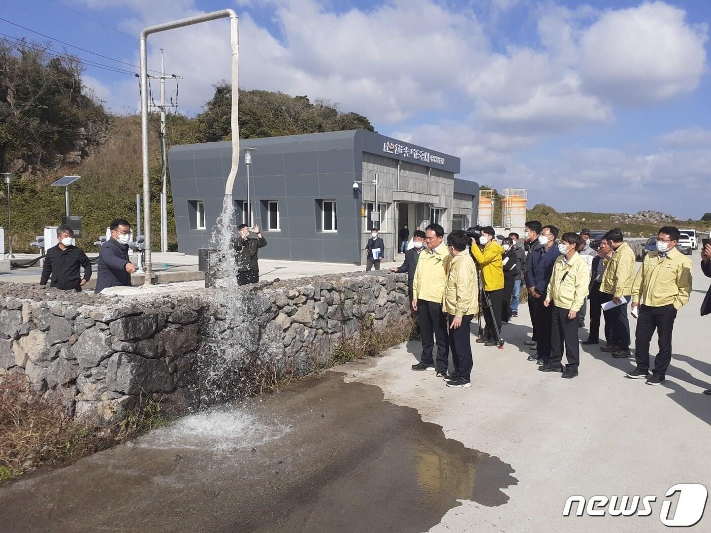 본문 이미지 - 김희현 제주도 정무부지사(맨 앞줄 왼쪽)가 4일 제주시 구좌읍 송당저수지를 방문, 가을 가뭄대비 농업용수 공급시설을 점검하고 있다.(제주도청 제공)/뉴스1 