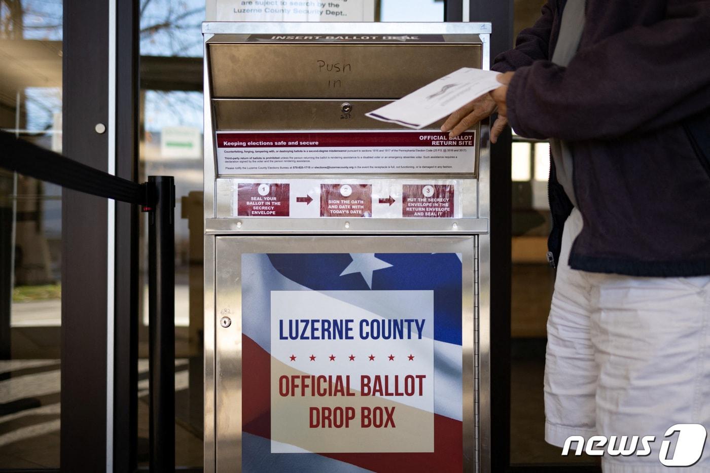 미국 펜실베이니아주 북동부 윌크스배러에 마련된 우편투표함에 한 남성이 투표용지를 넣고 있다. &lt;자료사진&gt; 2022.11.03 ⓒ 로이터=뉴스1 ⓒ News1 정윤미 기자